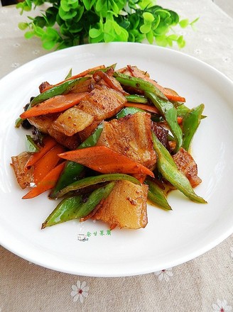 Stir-fried Pork Belly with Carrots and Green Peppers