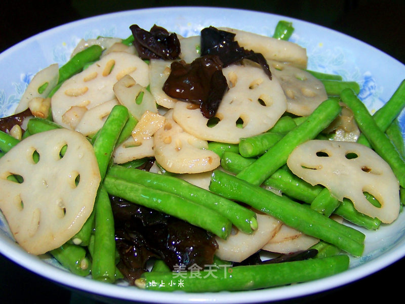 Fried Lotus Root Slices with Cowpea and Cloud Ears recipe