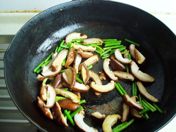 Noodles with Mushrooms and Lamb recipe