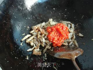 Stir-fried Small Fish with Garlic Chili Sauce recipe