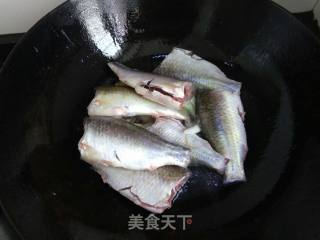 Braised Small Crucian Carp in Sauce recipe