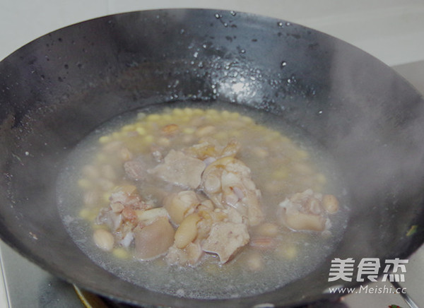 Braised Pig's Trotters with Soybeans and Peanuts recipe