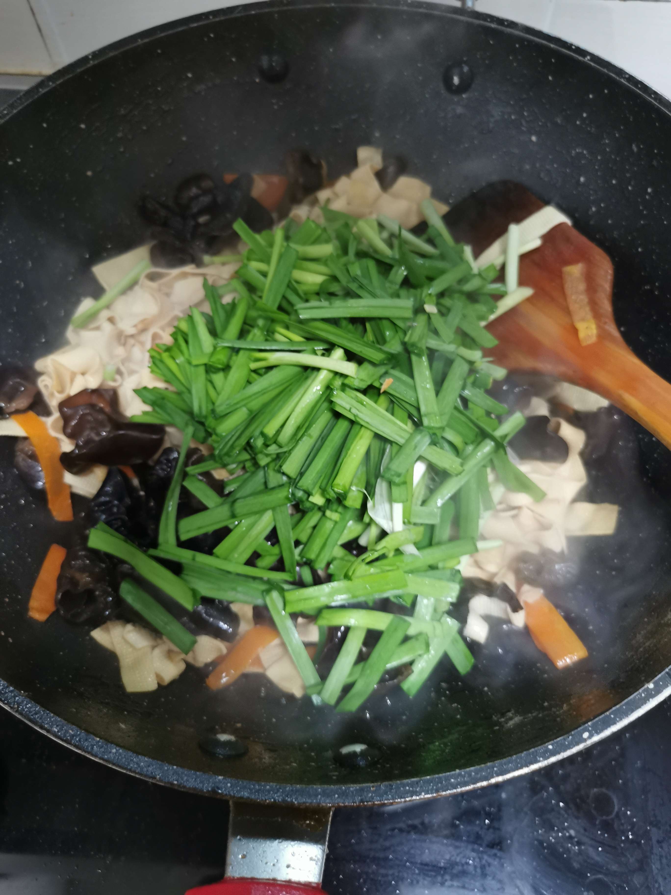 Fried Tofu Skin with Fungus recipe