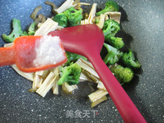 Stir-fried Yuba with Mustard and Broccoli recipe