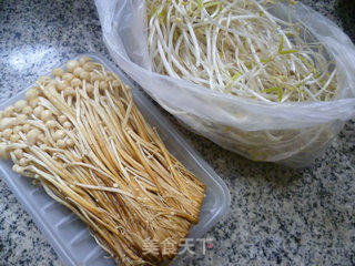 Golden Needle Mushroom Mixed with Mung Bean Sprouts recipe