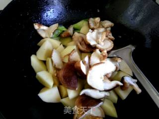 Braised Chicken Thigh with Potatoes and Mushrooms recipe