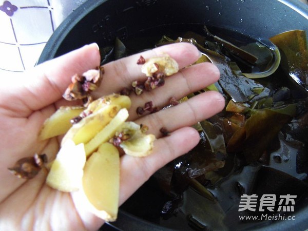 Mung Bean Kelp Trotter Soup recipe