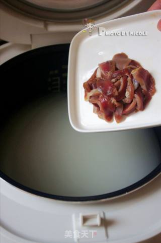 The Secret Recipe for Dietary Therapy in The Yuan Dynasty that is Popular Among Folks: The Medlar and Chicken Kidney Double Wheat Porridge for Invigorating The Kidney and Invigorating The Deficiency. recipe