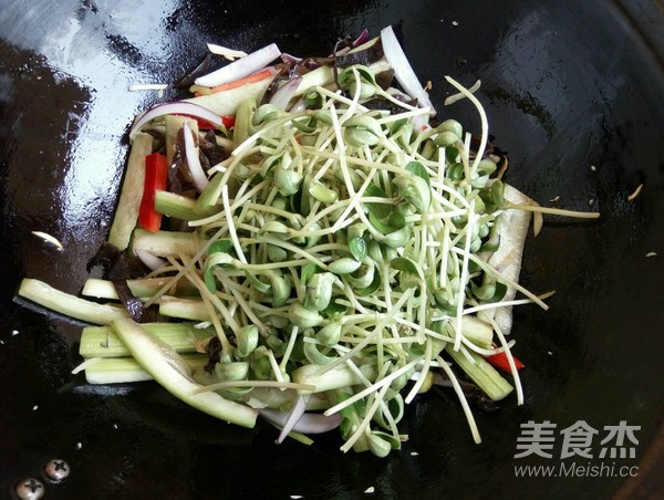 Vegetarian Stir-fried Loofah and Black Bean Sprouts recipe