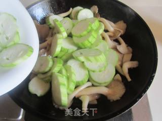 Fried Shimeji Mushroom with Loofah recipe