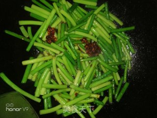 Fried Pork Ears with Spicy Garlic Moss recipe