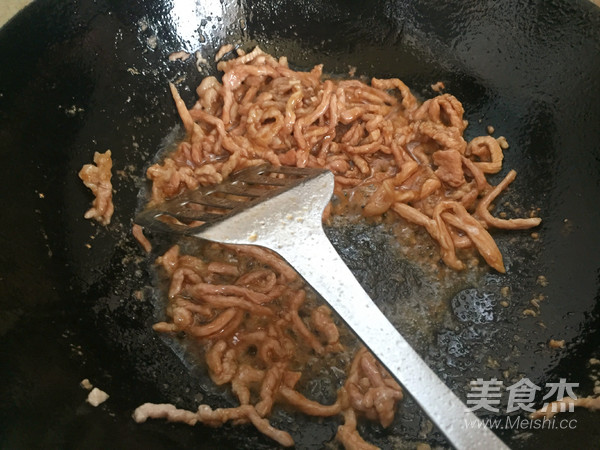 Garlic Stalk and Fungus Shredded Pork recipe