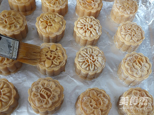 Cantonese-style Lotus Paste and Egg Yolk Mooncakes recipe