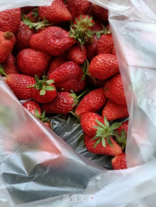 Strawberry Granola Mixed with Yogurt recipe