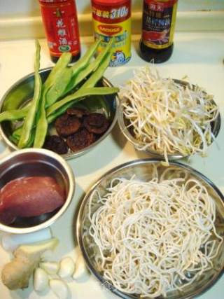 Assorted Fried Noodles with Shredded Pork recipe