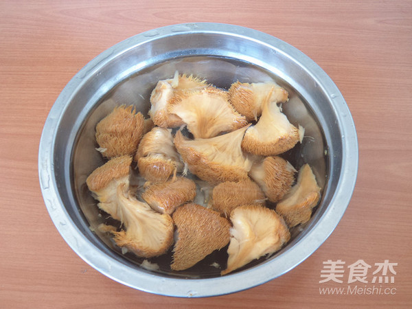 Beef Balls in Claypot with Hericium recipe