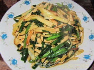 Stir-fried Double Silk with Spring Leek recipe
