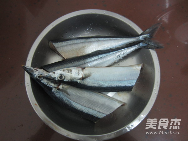 Stewed Saury with Onion and Shiitake Mushrooms recipe