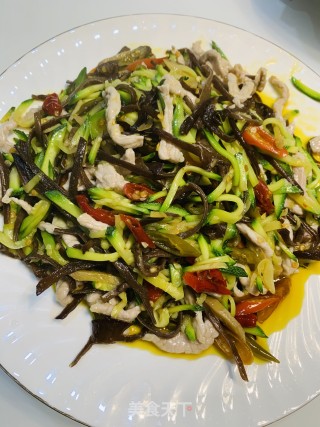 Zucchini, Fungus and Pickled Pork with Pepper recipe