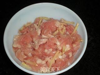 Green Pepper Shredded Pork Topped with Noodles recipe