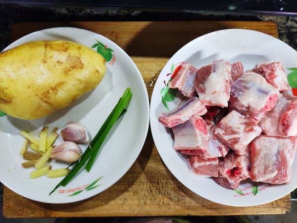 Steamed Pork Ribs with Garlic Potatoes recipe