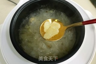 Peach Gum, Tremella and Pineapple Sweet Soup recipe