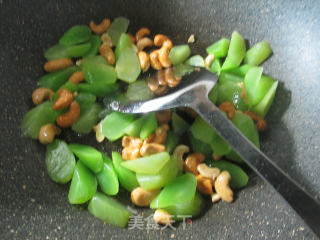 Stir-fried Lettuce with Crispy Cashew Nuts recipe