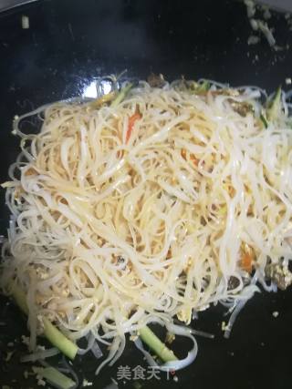 Agaricus and Squid Egg Fried Noodle recipe