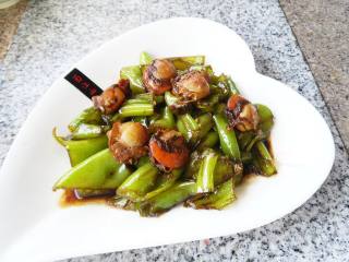 Stir-fried Fresh Scallops with Green Chili recipe