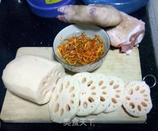 Stewed Pork Knuckles with Lotus Root, Grass and Insect Flower recipe