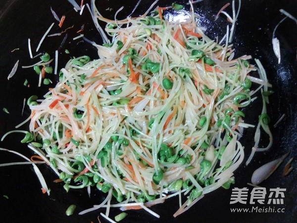 Stir-fried Potato Shreds with Black Bean Sprouts recipe