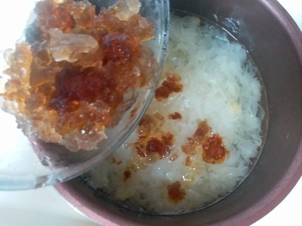 Peach Gum, Wolfberry and White Fungus Soup recipe