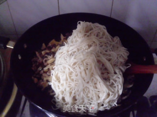 Fried Noodles with Mushrooms, Bamboo Shoots and Pork recipe