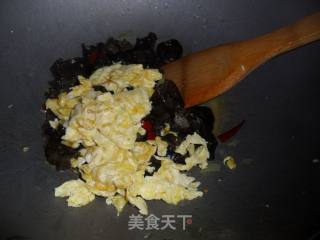 Scrambled Eggs with Fungus recipe