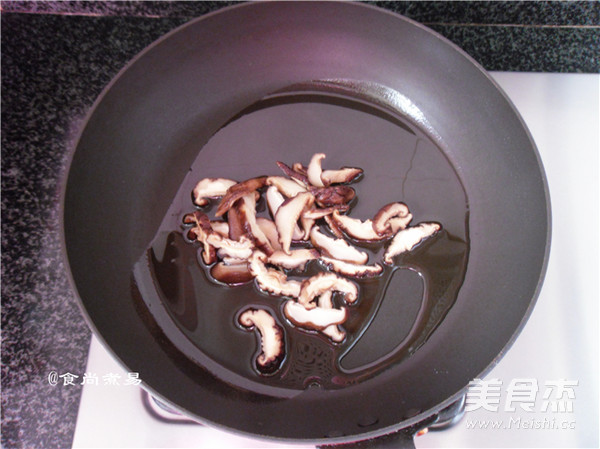 Stir-fried Shredded Cabbage with Mushrooms recipe