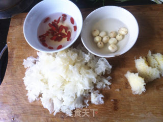 Chinese Wolfberry White Fungus and Lotus Seed Soup recipe