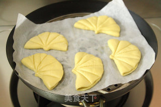 Shaped Like A Lotus Leaf, Soft and Delicious: [lotus Leaf Sandwiches] recipe