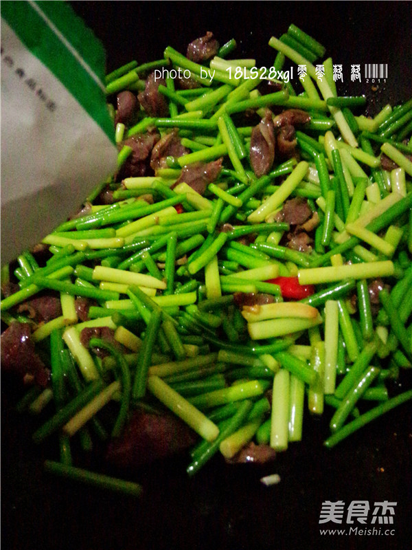 Stir-fried Duck Gizzards with Garlic Stalks recipe