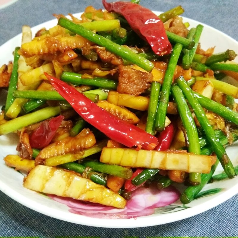 #便当# Stir-fried Spring Bamboo Shoots with Garlic Moss