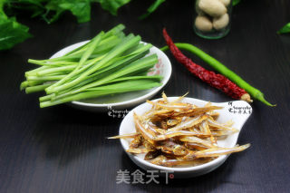 Stir-fried Dried River Fish with Leeks recipe