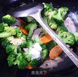 Stir-fried Broccoli with Carrot and Lean Pork recipe