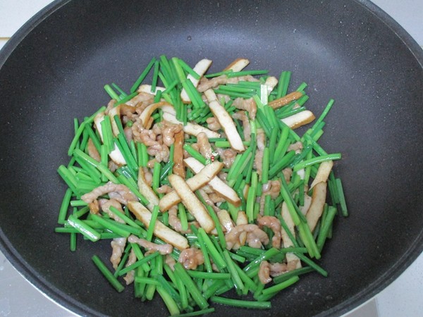 Stir-fried Shredded Pork with Chives, Moss and Dried Tofu recipe