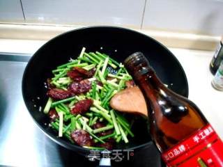 Family Fried "spicy Sausage Stir-fried Garlic Seedlings" recipe