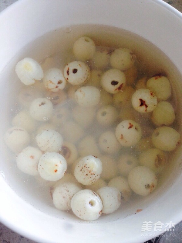 Lotus Seed Lily Green Bean Red Date Soup recipe