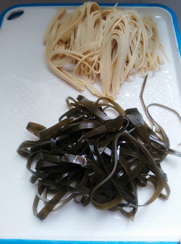 Thousands of Golden Needles Mixed with Kelp Shreds recipe