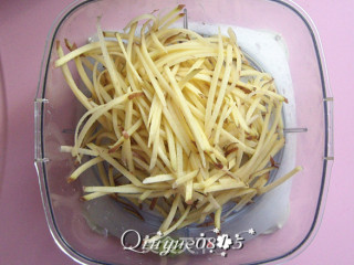 Stir-fried Noodles with Potato Shreds recipe