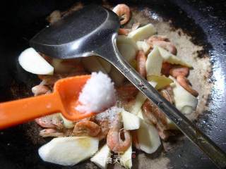 Stir-fried Shrimp with Zizania Root recipe