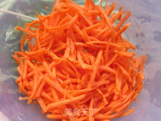 Dandelion Mixed with Carrot Shreds recipe