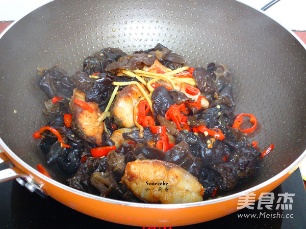 Fried Fish with Red Pepper Fungus recipe