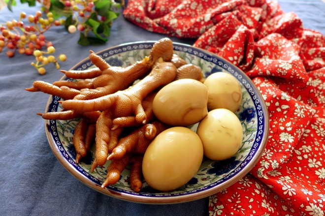 Braised Chicken Feet and Eggs recipe